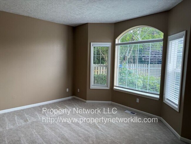 Building Photo - Outstanding 3 Bedroom Fairview Home