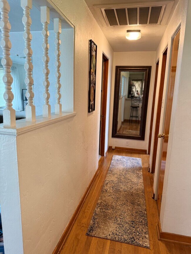 Building Photo - Move-In Ready 2BR Home on Quiet Residential Street in Baldwin/Whitehall!