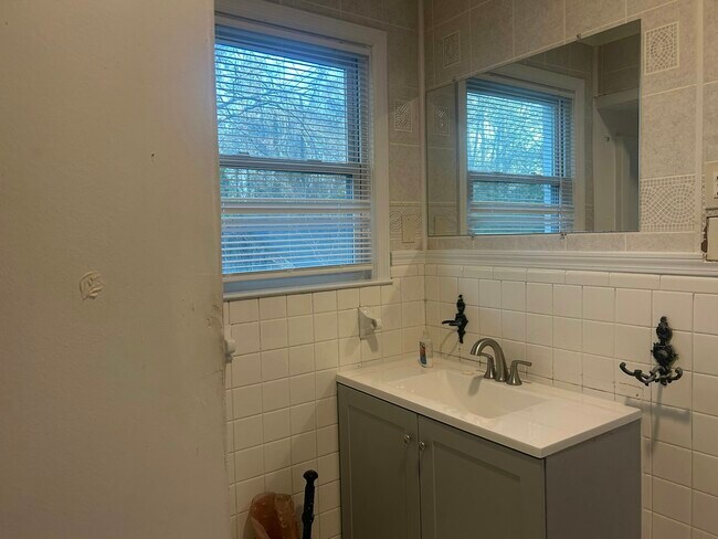 Building Photo - 1011 Ave Of Pines