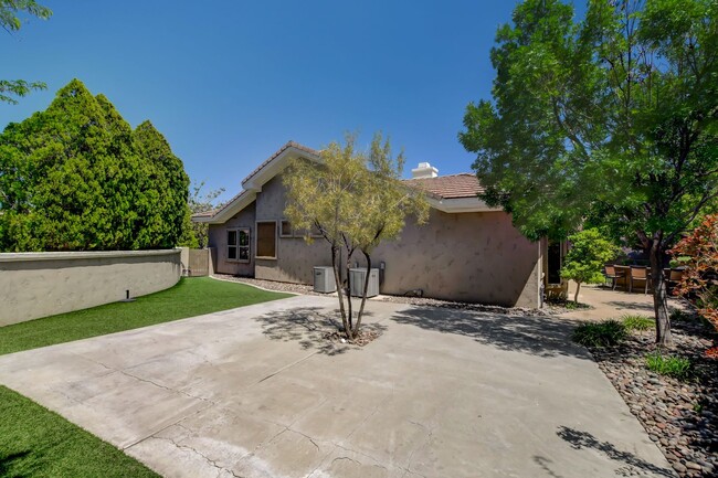 Building Photo - Single Story in Country Club Hills!