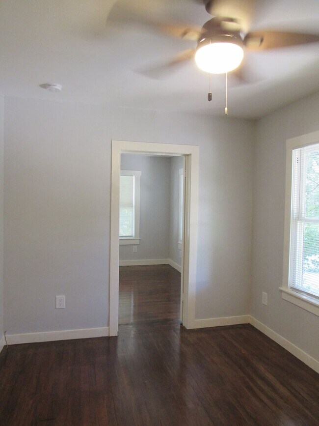 Building Photo - 2 Bedroom in Alamo Heights!