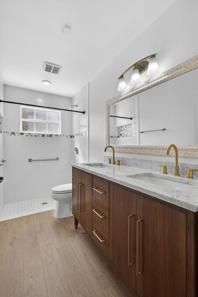 Building Photo - 12865 Meadowbend Dr