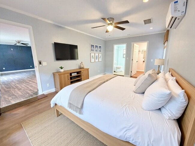 Building Photo - Stunning 4/2 Redecorated Home Close to I-110!
