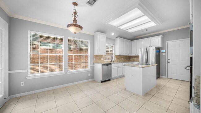 Building Photo - Welcome home to Alden Bridge, where comfort meets The Woodlands lifestyle!