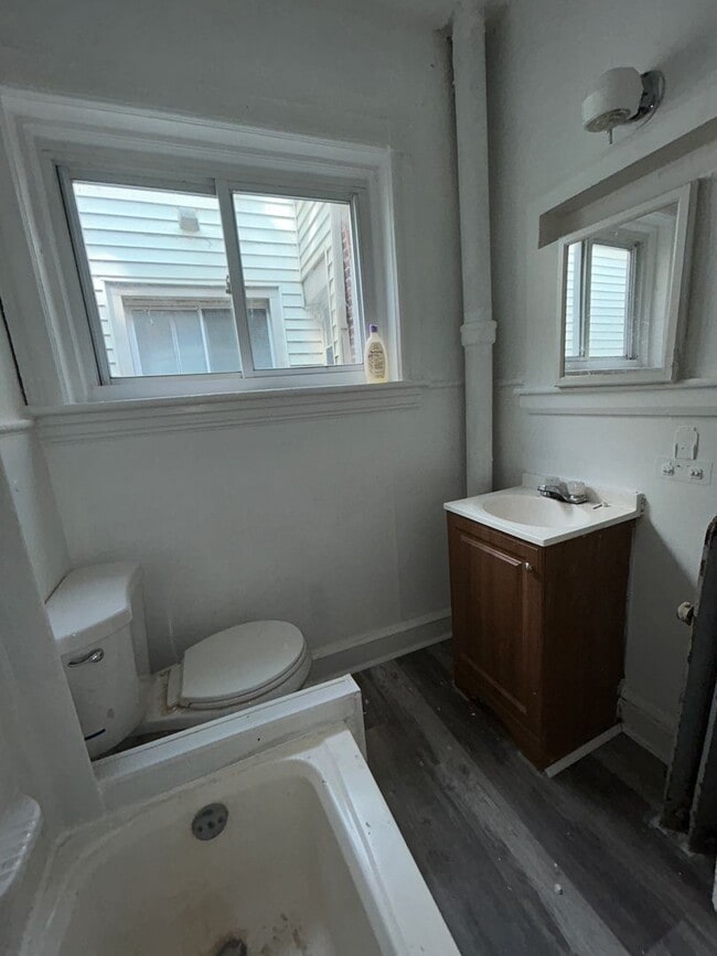 Building Photo - Large Colonial Home ready for you!