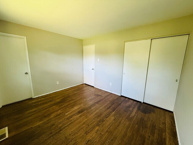 Building Photo - 3 Bedroom 1 bathroom home for rent in Hazelwood