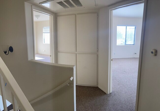 2nd level landing - 2470 Corinth Ave