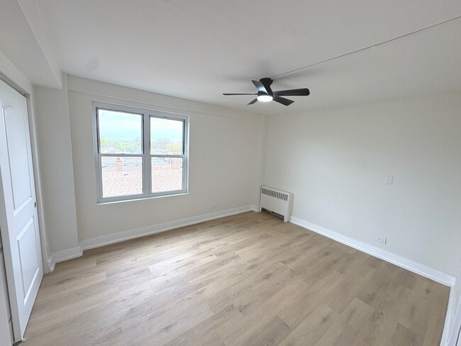 Building Photo - 2600 W Balmoral Ave