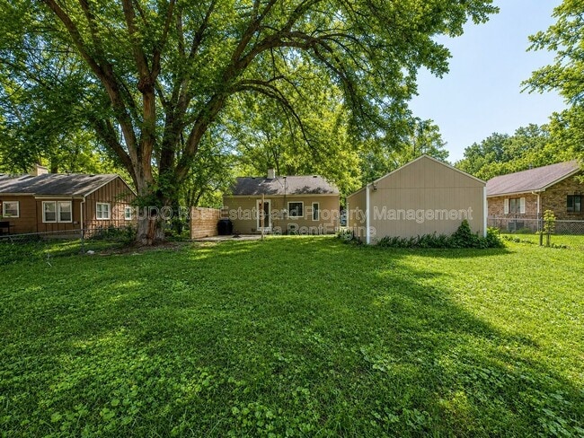 Building Photo - 8400 Greenwood Rd