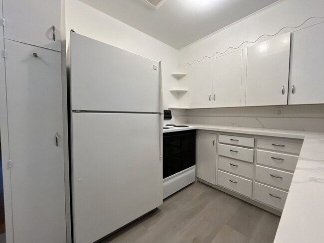 Building Photo - Cozy 1-Bedroom Apartment with Natural Light & Outdoor Living-Single level, feels more like a home...