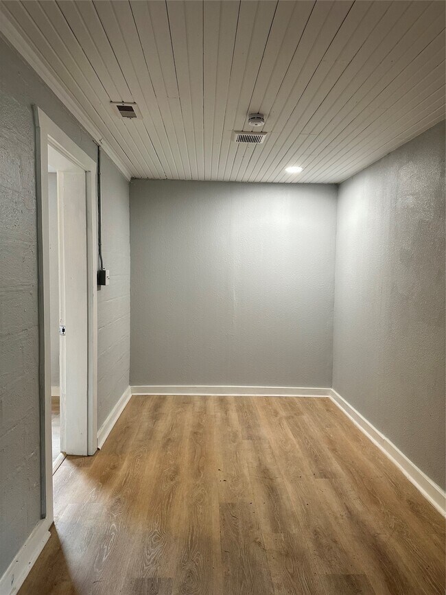 Building Photo - 912 W Cleveland St