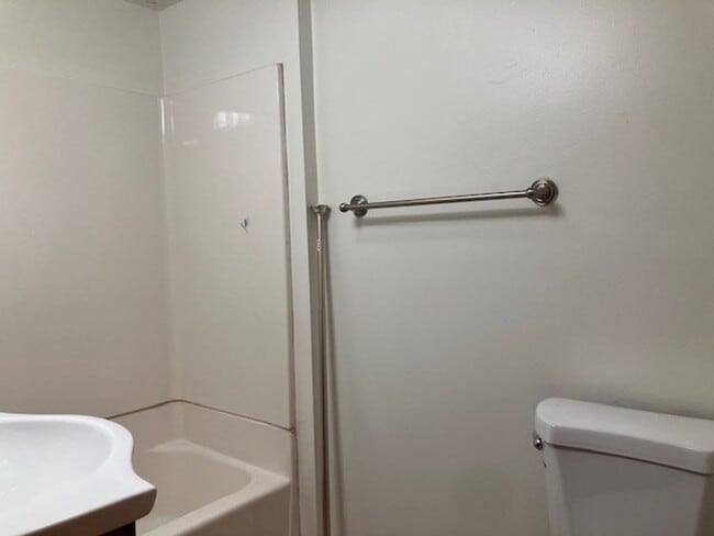 Building Photo - 3-Bedroom 1 Bathroom Lake House!