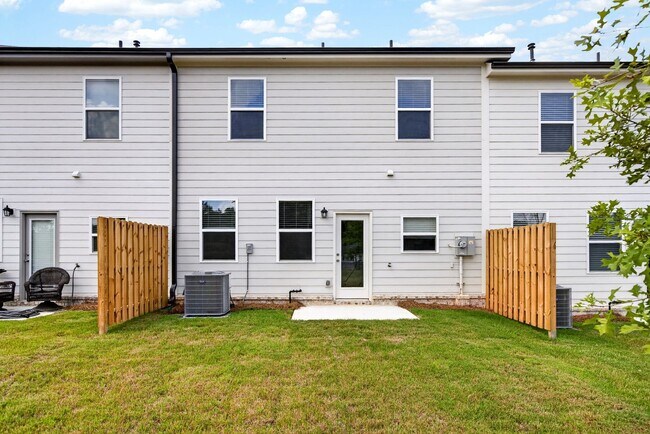 Building Photo - 5044 Highwood Dr
