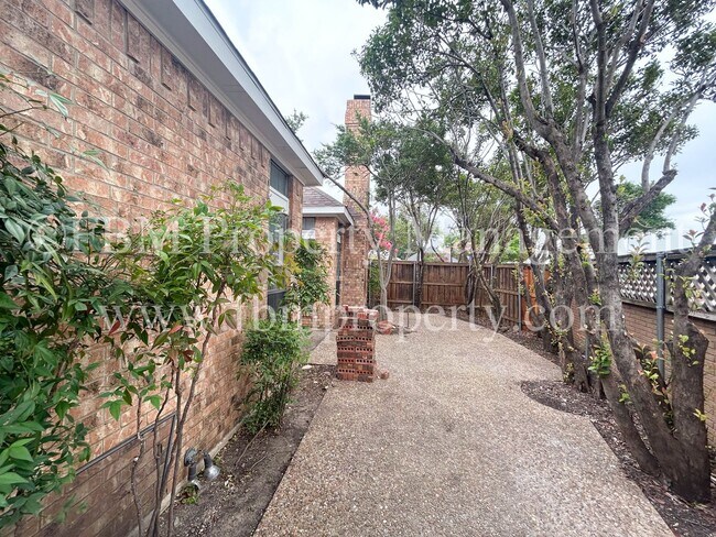 Building Photo - 806 Cresside Ln