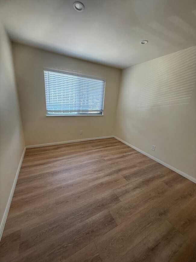 Building Photo - Newbury Park Condo - Two Bedroom one bath located in Newbury Park