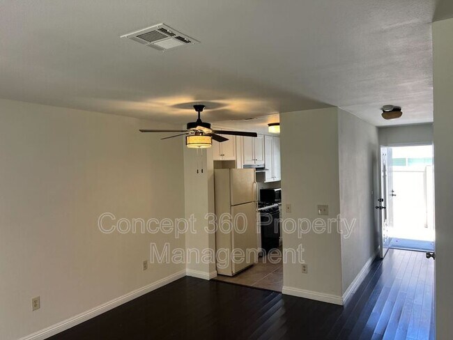 Building Photo - 13525 3/4-13524 Village Dr