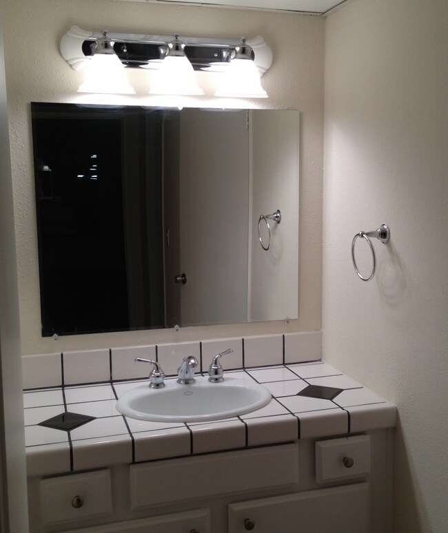 Building Photo - Beautiful 1 Bed /1 Bath with Hardwood Floors, Central AC, Stainless Steel Appliances, Balcony, Gy...