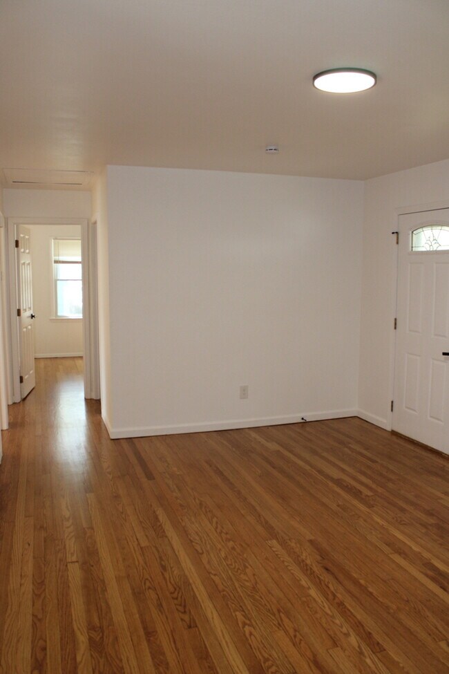 Building Photo - 4bed 2 full bath in Independence off Truma...