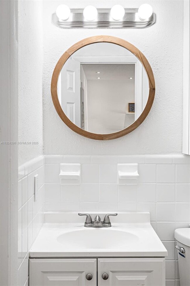 Building Photo - 811 Tequesta St