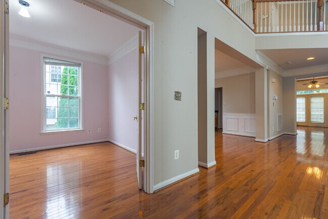 Building Photo - Spacious, Light-Filled Home in the Desirable Broadlands