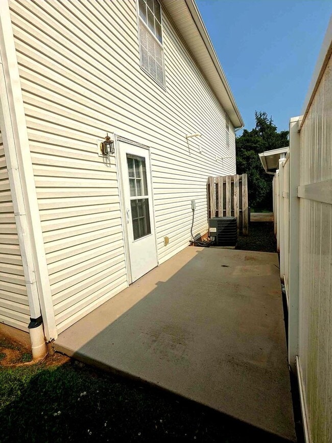 Building Photo - Updated 2br/1.5ba condo in heart of North Knoxville