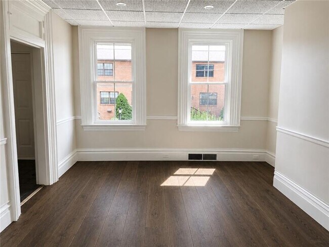 Building Photo - 211 7th St