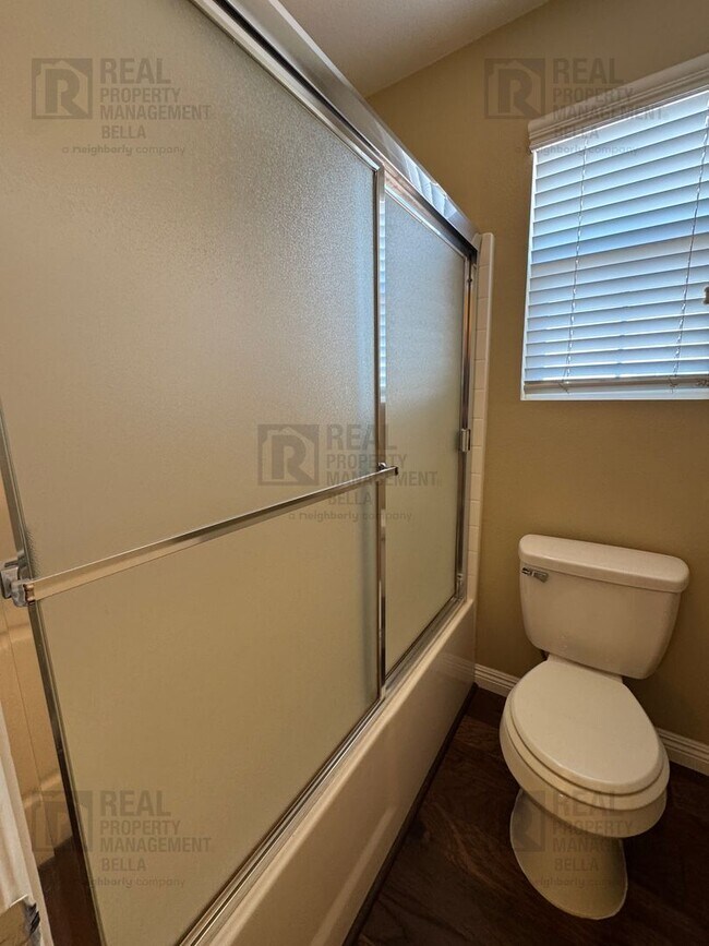 Building Photo - Ideal Layout! 4 Bedroom Home with Main Floor Bed/Bath & Open Loft