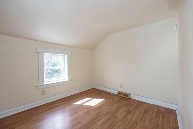Building Photo - Two Bed One Bath Home in Battle Creek!