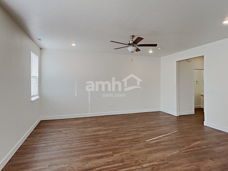 Building Photo - 2344 Surry Way