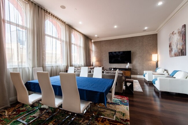 Building Photo - Furnished 3 bedroom/2bath Condo including Utilities!