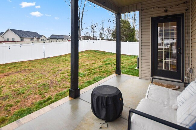 Building Photo - Pet Friendly Three Bedroom!