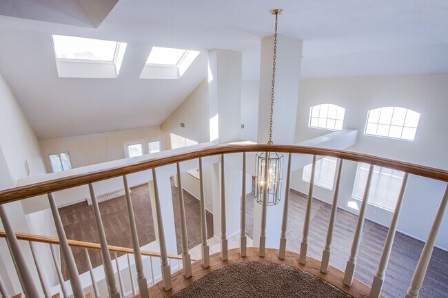 Building Photo - Beautiful 3Bed/3Bath cul-de-sac home located  in The Lakes Community with a sparkling pool and spa!