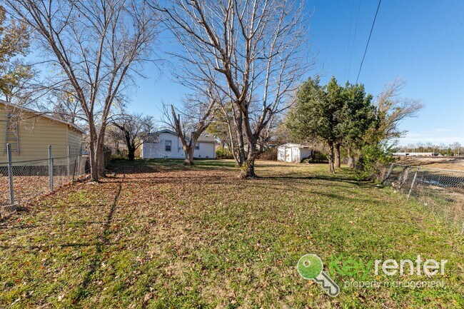 Building Photo - FIRST MONTH FREE! Cute 3 bedroom house near shopping, restaurants, and easy highway access!