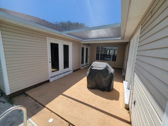 Building Photo - 7400 Frankfort St