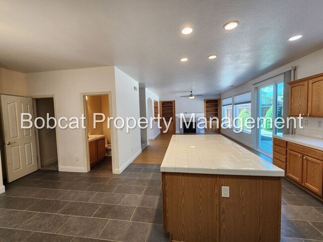 Building Photo - 1240 Flintwood Dr