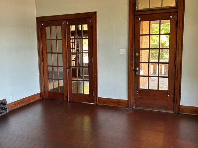 Building Photo - Large North Side Home