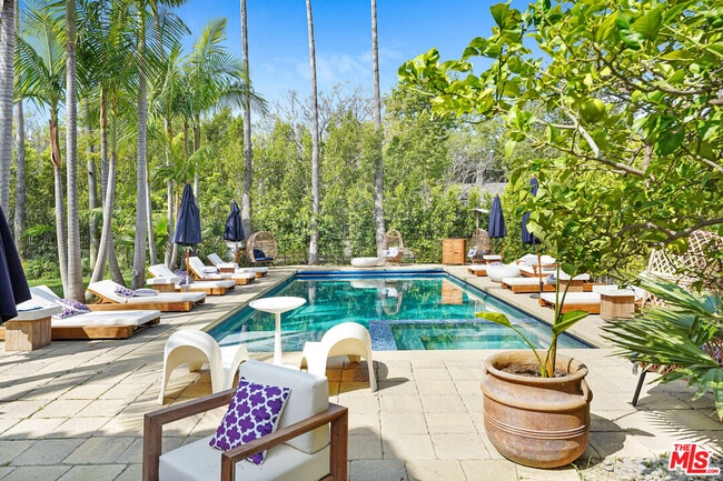 Building Photo - 9451 Sunset Blvd