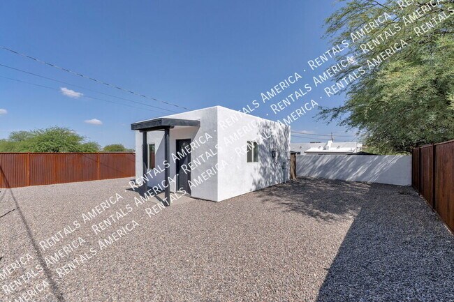 Building Photo - 210 E Elm St