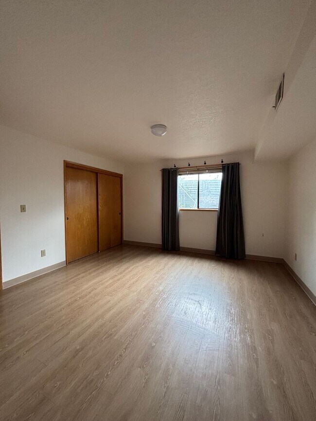 Building Photo - Perfect Home for Entertaining in Newberg - Showings Start 4/20/26