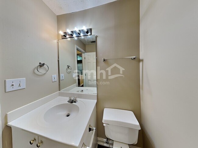 Building Photo - 3800 Oak Park Dr