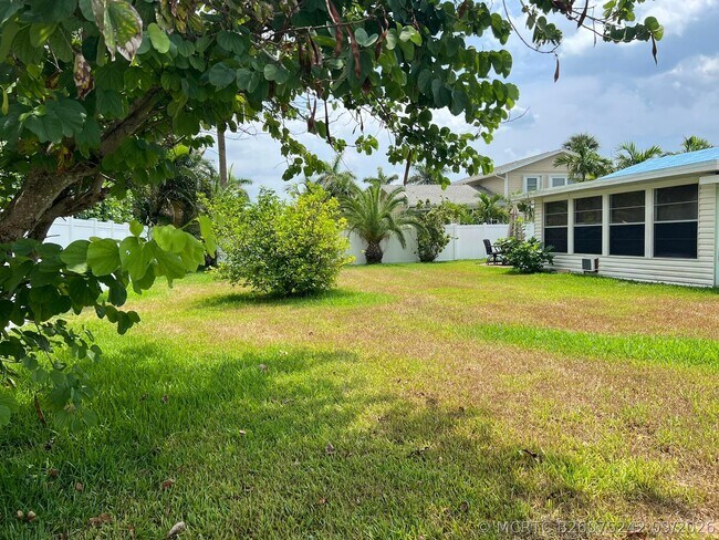 Building Photo - 1916 Coconut Dr