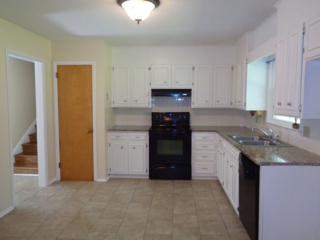 Building Photo - House for Rent-Country Club Area