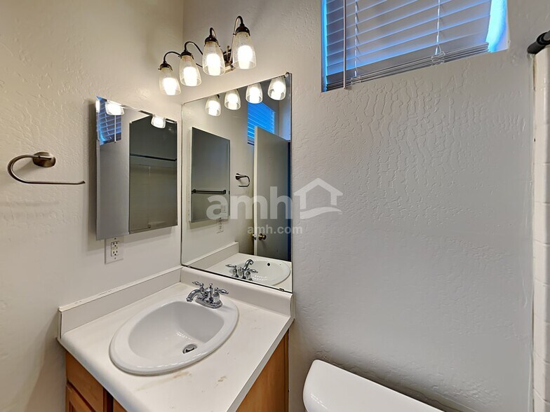 Building Photo - 5156 W Fulton St