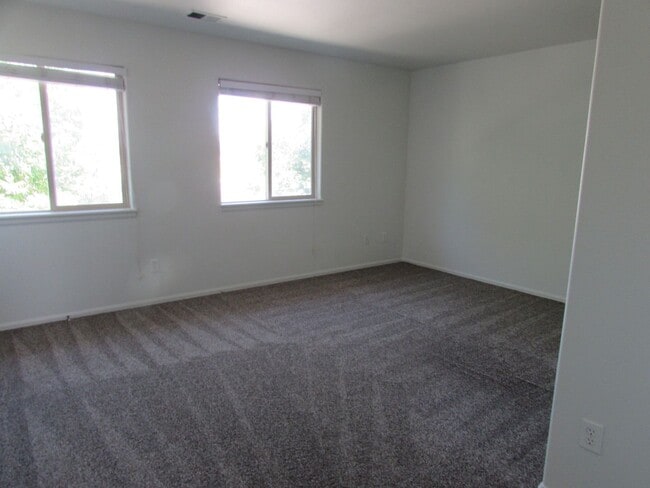 Building Photo - Bright 2 bed 2 1/4 bath Town Home