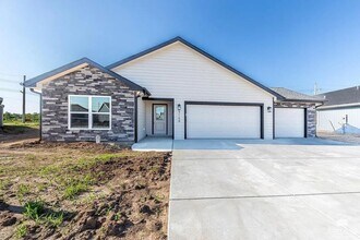 Building Photo - Open-Concept Modern 3 Bedroom, 3 bathroom house