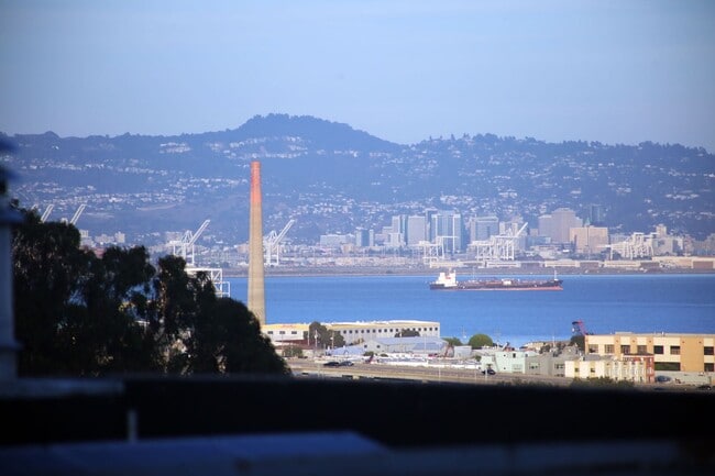 Building Photo - Spacious three-story 4BR/3BA single family...