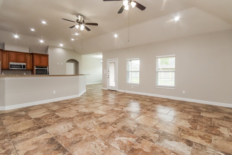 Building Photo - 610 New London Dr