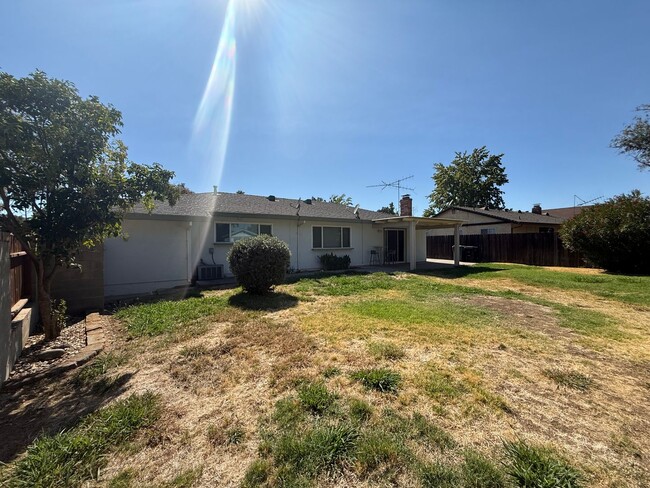 Building Photo - 3 bed 2 bath home available now!