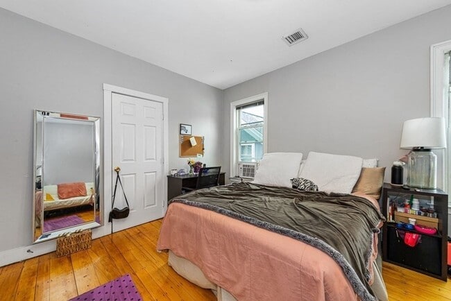 Building Photo - Mission Hill 5-Bed