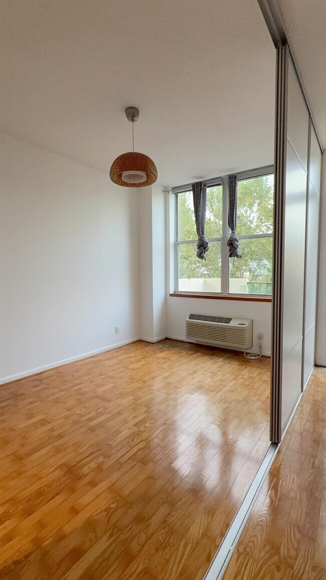 Building Photo - 200 Grand Cove Way